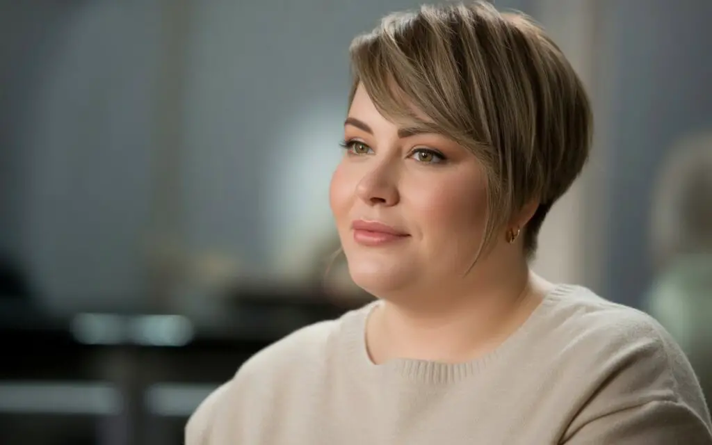 Woman with round chubby face and flattering hairstyle